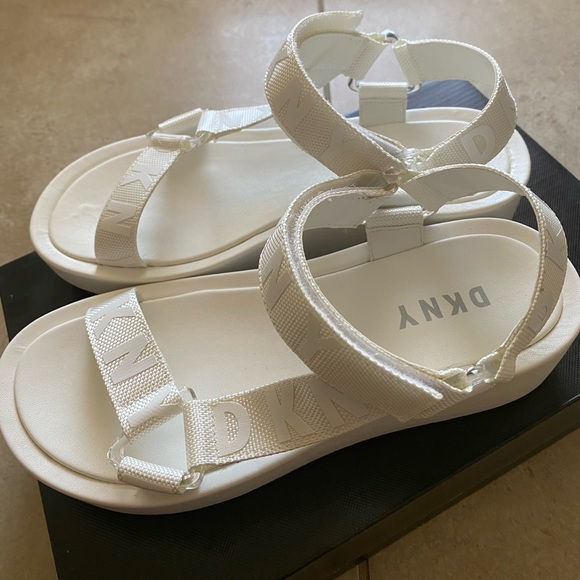 Brand New DKNY - Picture 7 of 8